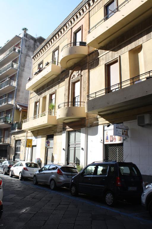 Domus Claudiae Apartment Catania Bagian luar foto