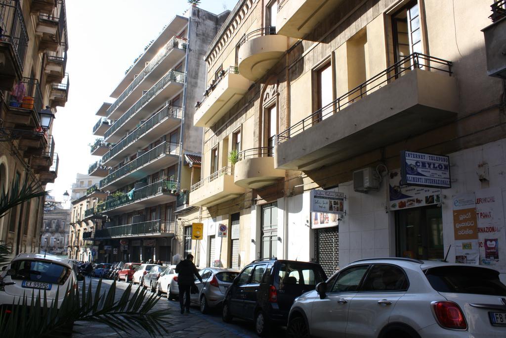 Domus Claudiae Apartment Catania Bagian luar foto